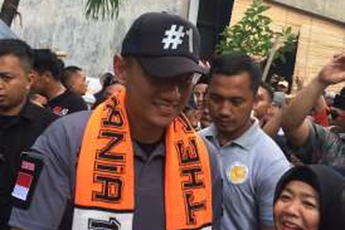 Cagub DKI Jakarta, Agus Harimurti Yudhoyono memakai slayer Persija pemberian The Jakmania Angke di Angke, Tambora, Jakarta Barat, Jumat (9/12/2016).