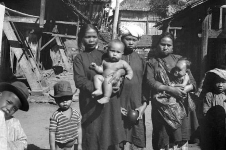 Wanita dan anak-anak desa suku Kerinci di Sumatra Barat pada masa kolonialisme Hindia Belanda
