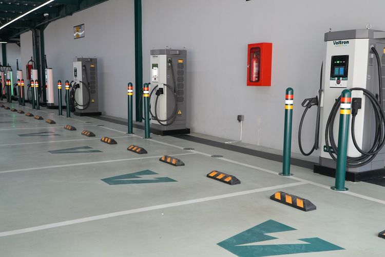 SPKLU Voltron di Puri Indah menawarkan 24 titik pengisian dengan teknologi ultra fast charging dan akses 24 jam.