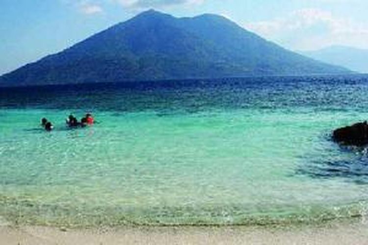 Sejumlah wisatawan berenang dan menyelam di pantai Pulau Kepa, Kabupaten Alor, Provinsi Nusa Tenggara Timur, beberapa waktu lalu. Sejumlah pulau di Alor yang masih sepi, bahkan tak berpenghuni, menawarkan pantai yang masih alami dan jauh dari keramaian. Alor juga dikenal sebagai surga terumbu karang dengan 47 titik penyelaman.