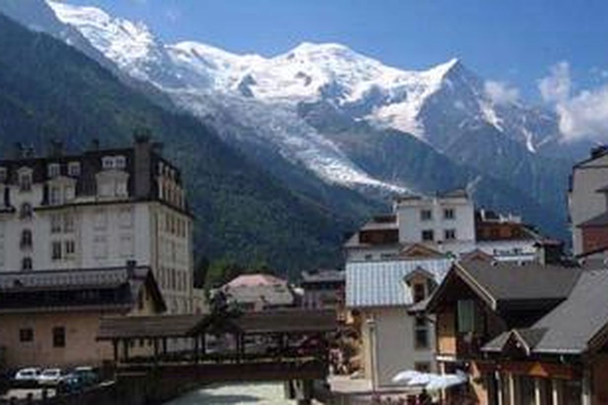 Kota Chamonic dengan sungai di tengah kota, dikelilingi pegunungan Alpen dan Mont Blanc sebagai panorama utamanya.