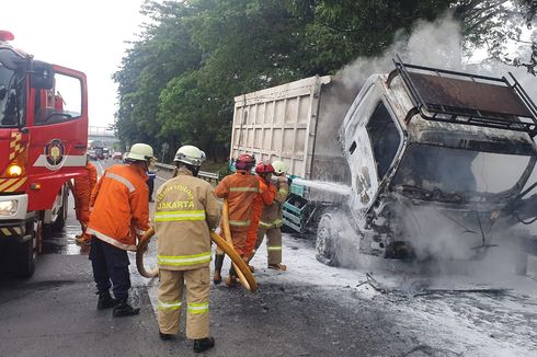 Dump Truck Muatan Batu Bara Terbakar di Tol Lingkar Luar Jakarta