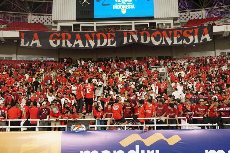 Pendukung Timnas Indonesia mulai memadati Stadion Gelora Bung Karno pada pertandingan final Indonesia vs Vietnam dalam ajang ASEAN U23 Championship 2025 atau Piala AFF U23 2025, Selasa (29/7/2025).