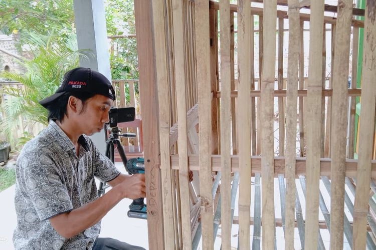 Hasan Basri, Warga Desa Selobanteng Kecamatan Banyuglugur Kabupaten Situbondo  yang menekuni youtube sejak 2019 lalu