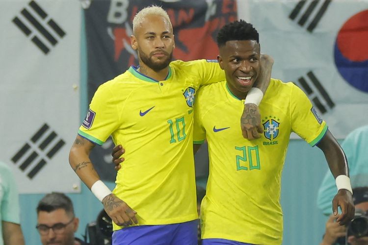 Hasil Brasil vs Korea Selatan menunjukkan momen para pemain Negeri Samba, Neymar dan Vinicius Jr, merayakan gol. Laga babak 16 besar Piala Dunia 2022 Brasil vs Korea Selatan berlangsung di Stadion 974 di Doha pada Selasa (6/12/2022) dini hari WIB.