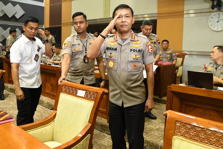 Kabareskrim Polri Komjen Pol Idham Aziz (kanan) mengikuti Uji Kelayakan dan Kepatutan Calon Kapolri di ruang Komisi III DPR, Kompleks Parlemen, Jakarta, Rabu (30/10/2019). Komjen Pol Idham Aziz merupakan calon tunggal Kapolri yang diajukan Presiden Joko Widodo ke DPR untuk menggantikan Jenderal Pol (Purn) Tito Karnavian yang kini menjabat Mendagri.