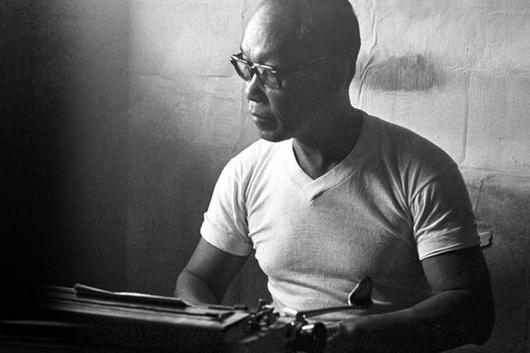 Pramoedya Ananta Toer, sastrawan Indonesia yang pernah dipenjara di Pulau Buru, namun tetap produktif dalam berkarya.