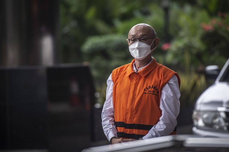 Tersangka Direktur PT Agung Perdana Bulukumba (APB) Agung Sucipto berjalan menuju ruang pemeriksaan di gedung KPK, Jakarta, Jumat (16/4/2021). Agung Sucipto diperiksa penyidik KPK sebagai tersangka dalam kasus dugaan suap proyek infrastruktur di lingkungan Pemerintah Provinsi Sulawesi Selatan yang juga melibatkan Gubernur nonaktif Sulawesi Selatan Nurdin Abdullah. ANTARA FOTO/Aprillio Akbar/wsj.