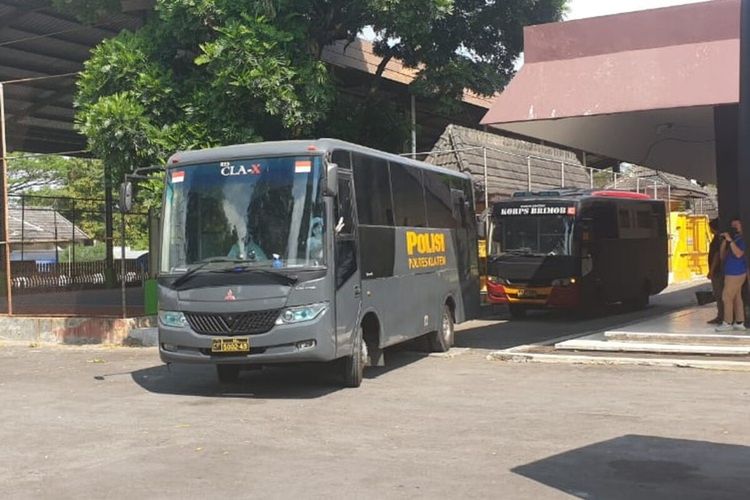 Armada bus milik Polres Klaten yang dipakai untuk mengirim 48 warga positif Covid OTG ke isolasi terpusat Asrama Haji Donohudan, Minggu (1/8/2021).