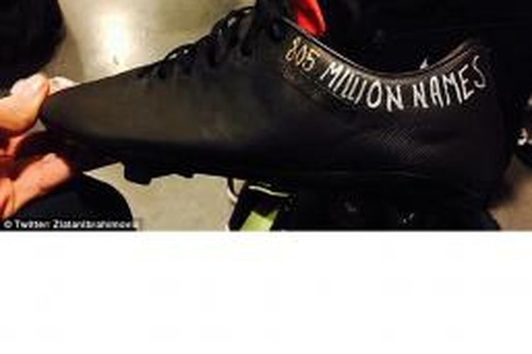 Zlatan Ibrahimovic memperlihatkan sepatunya yang tertera tulisan 