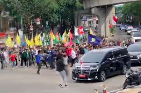 Pulang Kunjungan Kerja di Palembang, Mobil Wapres Maruf Amin Dihadang Pendemo