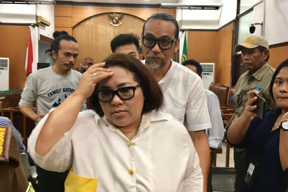 Komedian Nunung bersama sang suami, July Jan Sambiran saat ditemui di Pengadilan Negeri Jakarta Selatan, Rabu (23/10/2019).