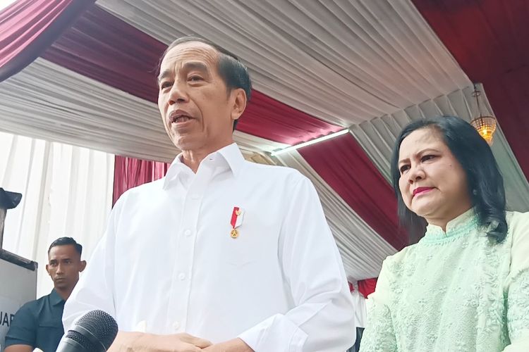 Presiden Joko Widodo didampingi Ibu Negara Iriana Joko Widodo memberikan keterangan pers usai memberikan hak suara di TPS 10 Gambir, Jakarta Pusat, Rabu (14/2/2024).