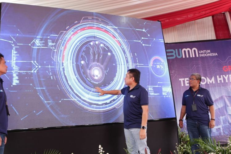 Telkom Indonesia President Director Ririek Adriansyah (center), Network & IT Director
Solution Telkom Herlan Wijanarko (right), and Telkom Wholesale & International Service Director Dian
Rachmawan during Telkom HyperScale Data Center groundbreaking ceremony in the Bekasi Area on Thursday (7/9/2020).