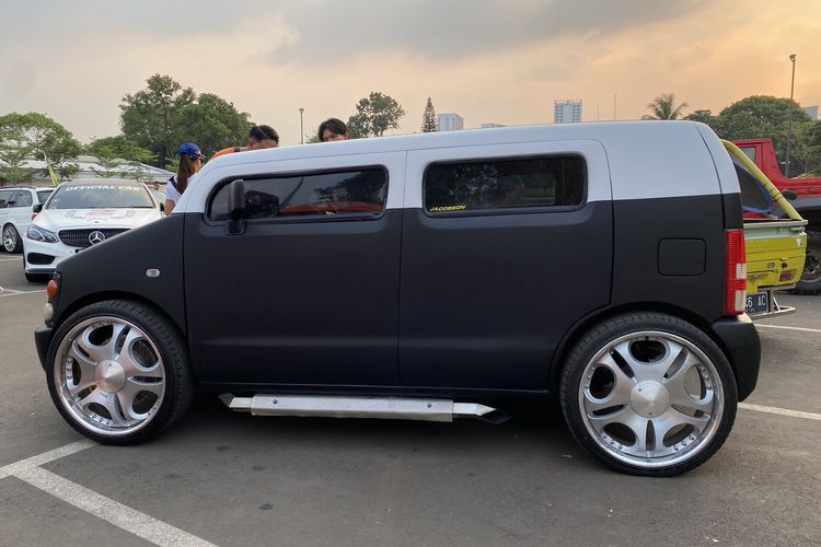 Modifikasi Suzuki Karimun bergaya American Hot Rod