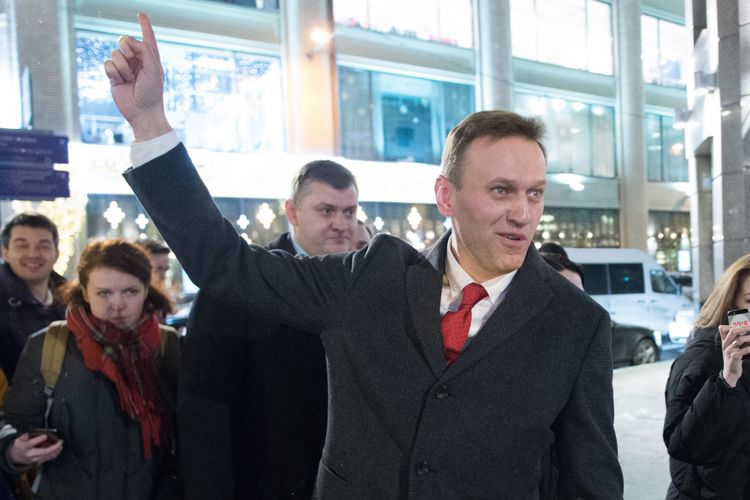 Pemimpin oposisi Rusia, Alexei Navalny, berkeliling di jalanan Moskwa, Rusia, Senin (25/12/2017), setelah Komisi Pemilu Rusia menolak pencalonan dirinya untuk Pemilu Presiden Rusia pada 2018 menghadapi Presiden Vladimir Putin. Atas penolakan ini, dia menyerukan pemboikotan pemilu.