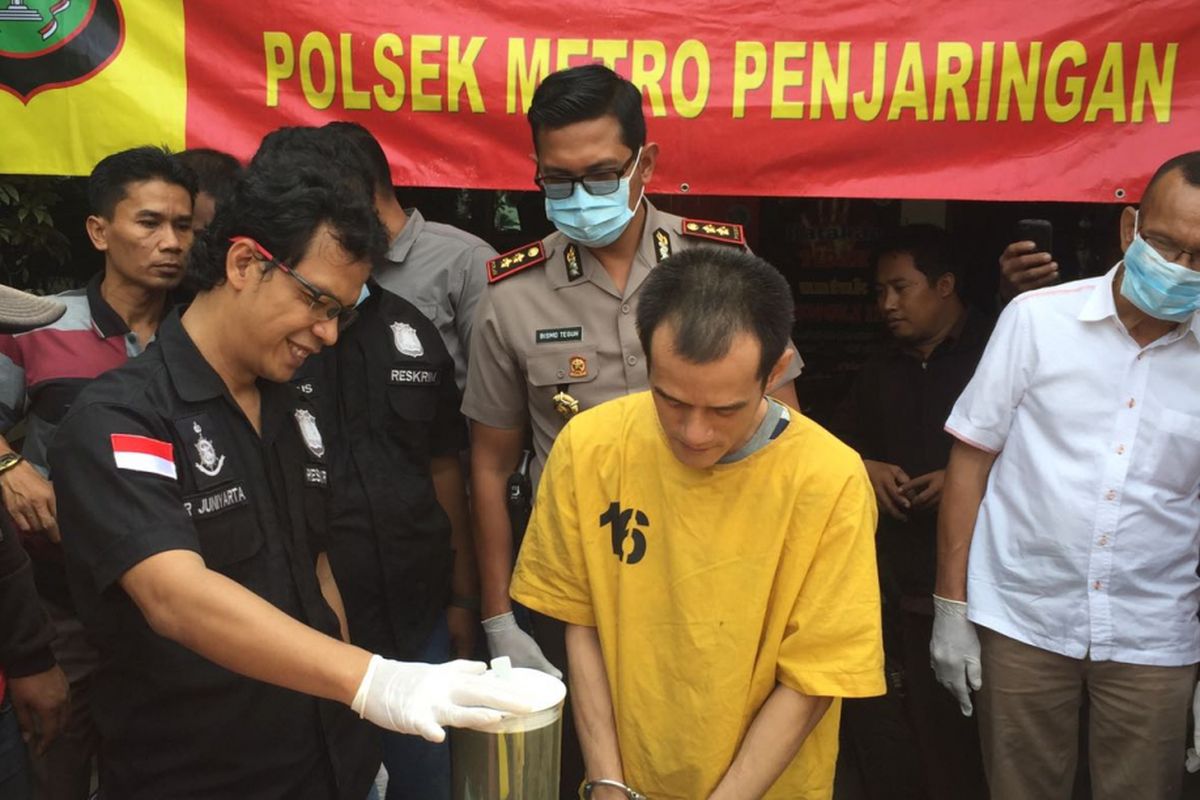 Polisi sektor Penjaringan musnahkan 24.500 butir pil ekstasi yang didapatkan saat penangkapan tersangka M, warga Kapuk Muara di sebuah indekos pada Mei 2017. Pemusnahan ribuan pil ekstasi dilakukan di halaman Mapolsek Penjaringan, Kamis (20/7/2017)