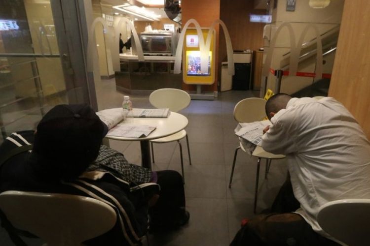 Fenomena kehadiran McSleeper, tunawisma yang memilih bermalam di McDonalds, di Hong Kong. (SCMP)