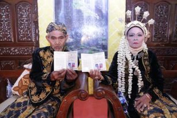 Pasangan tertua kawin massal Pemkot Surabaya.