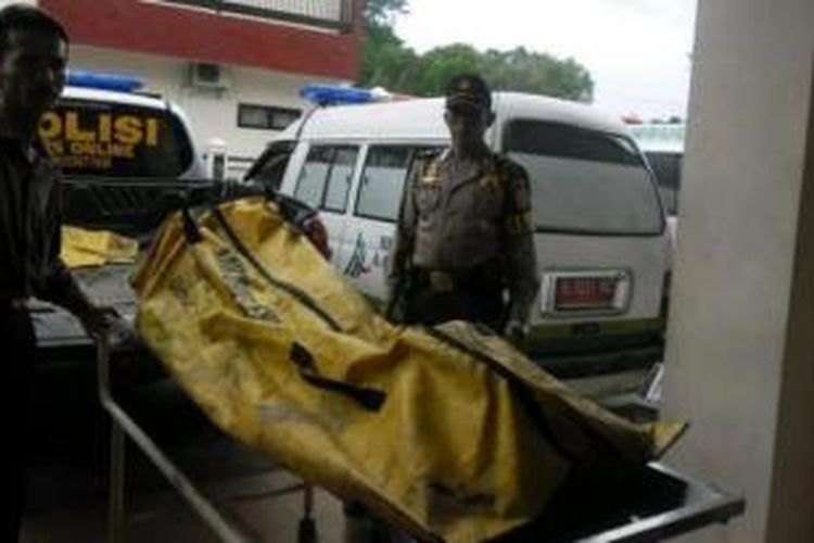 Mayat Iskandar Zulkarnain (57) yang ditemukan di di Jalan Demang Lebar Daun, tepatnya di samping Rumah Makan Soponyono, Palembang, Sumatera Selatan, dimasukkan ke dalam kantong mayat.