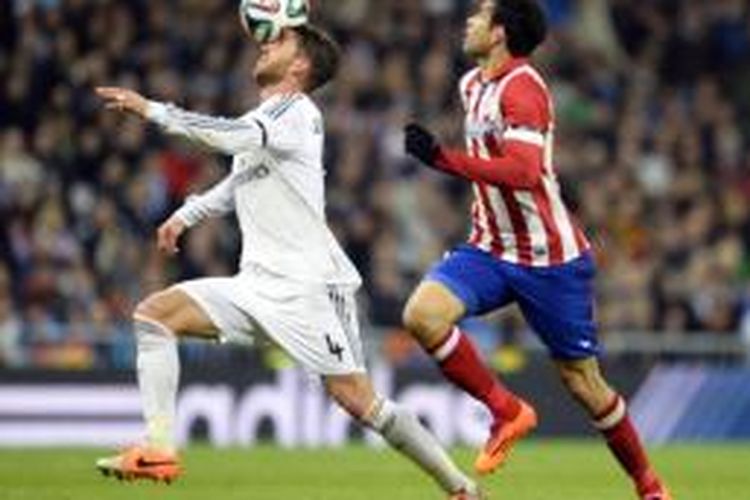 Bek Real Madrid, Sergio Ramos (kiri), dan striker Atletico Madrid, Diego Costa (kanan).