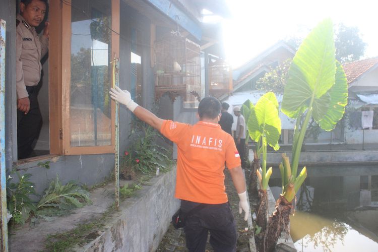 Kanit Inafis Satreskrim Polresta Tasikmalaya sedang memeriksa lokasi kejadian maling terpergok ibu rumah tangga di rumahnya sampai tangannya disabet golok di Kampung Cisayong, Kecamatan Cisayong, Kabupaten Tasikmalaya, Jawa Barat, Senin (1/8/2022).