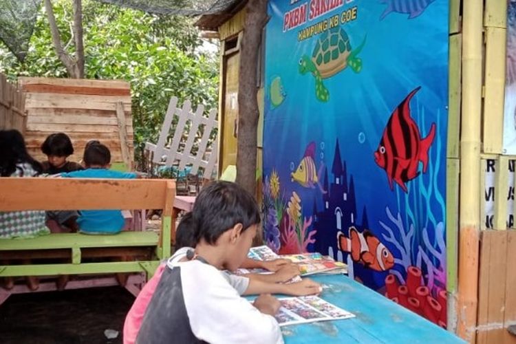 Sejumlah anak membaca buku di Sekolah Laut Sakila Kerti di kawasan Pantai Batamsari Kelurahan Panggung, Kecamatan Tegal Timur, Kota Tegal, Senin (26/10/2020) (Istimewa)