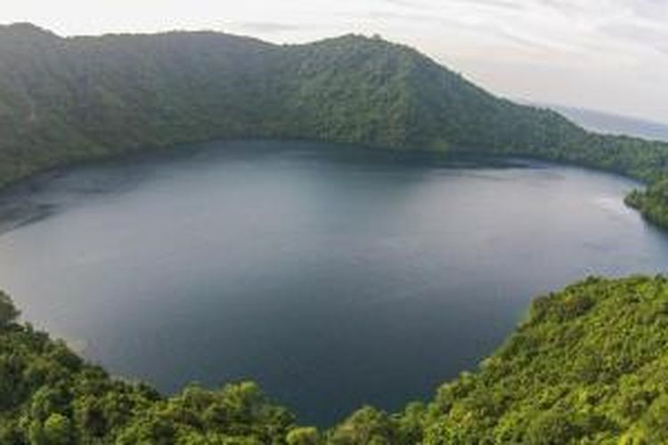Danau air asin di tengah Pulau Satonda, di Kabupaten Dompu, Provinsi Nusa Tenggara Barat.