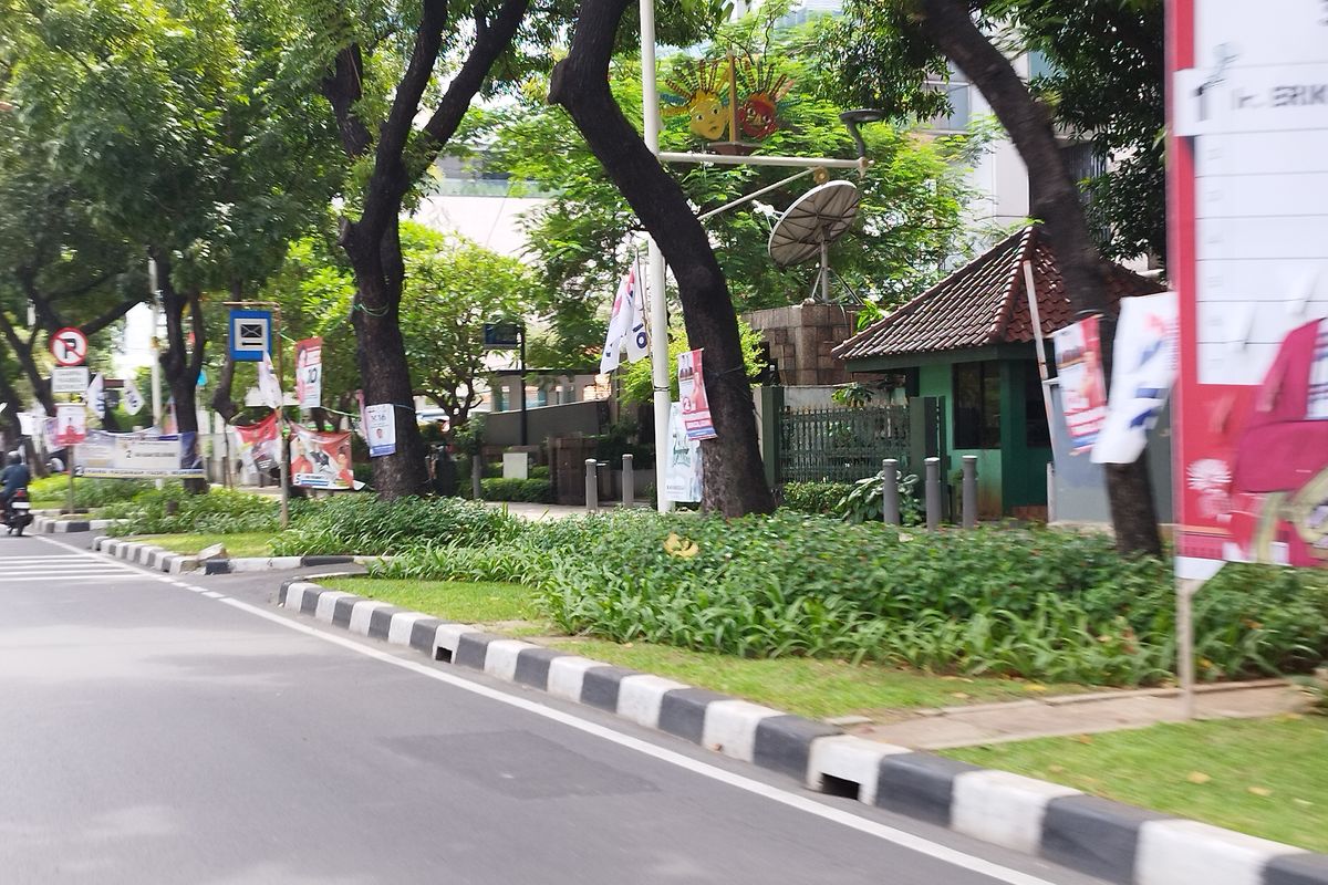Sejumlah APK terpaku di pepohonan Jalan Kebon Sirih, Menteng, Jakarta Pusat, Selasa (15/1/2024).
