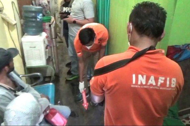 Tim Inafis Polrestabes Medan melakukan olah tempat kejadian perkara (TKP) di lokasi tewasnya terapis pijat di Kusuk lulur Julia, Jalan Teuku Amir Hamzah no 28, Medan, Sumut, Jumat (29/9/2023) dini hari. 

