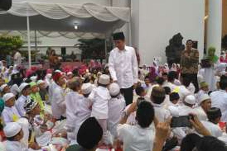 Presiden Joko Widodo saat buka puasa bersama anak yatim dan penyandang disabilitas di Istana Bogor, Selasa (28/6/2016).