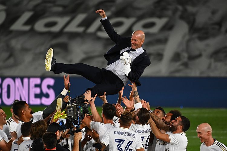 Para pemain Real Madrid mengangkat sang pelatih Zinedine Zidane usai timnya berhasil menjadi juara Liga Spanyol setelah mengalahkan Villarreal 2-1 di Stadion Alfredo di Stefano, Valdebebas, pada Jumat (17/7/2020) dini hari WIB. Hasil ini menjadi trofi Liga Spanyol ke-34 Real Madrid dan yang ke-11 bagi Zinedine Zidane menangani Los Blancos, termasuk tiga gelar Liga Spanyol. Terbaru, Zidane dikabarkan jadi incaran Chelsea.