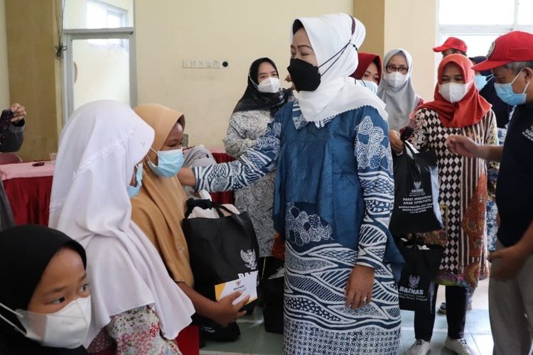 Bupati Brebes Idza Priyanti memberikan santunan kepada anak yatim/piatu yang orantuanya meninggal akibat Covid-19 di Pendapa Kecamatan Losari, Senin (25/10/2021). (Dok. Humas Brebes)