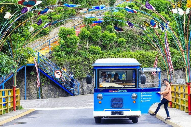 Jembatan Kupu-kupu, salah satu wahana foto gratis di Dago Dreampark Bandung.