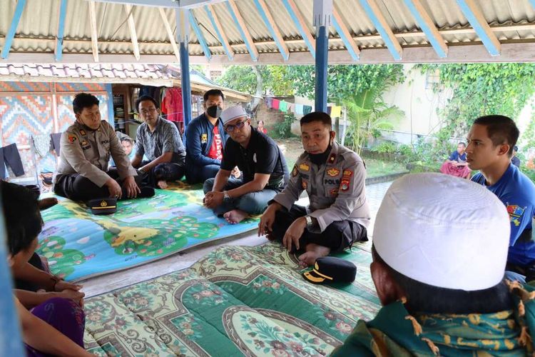 Suasana mediasi masyarakat yang ricuh antara dua kampung yakni Dusun Bangket Lauk dan Dusun Ganjar, Lombok Barat, Rabu (3/5/2022).