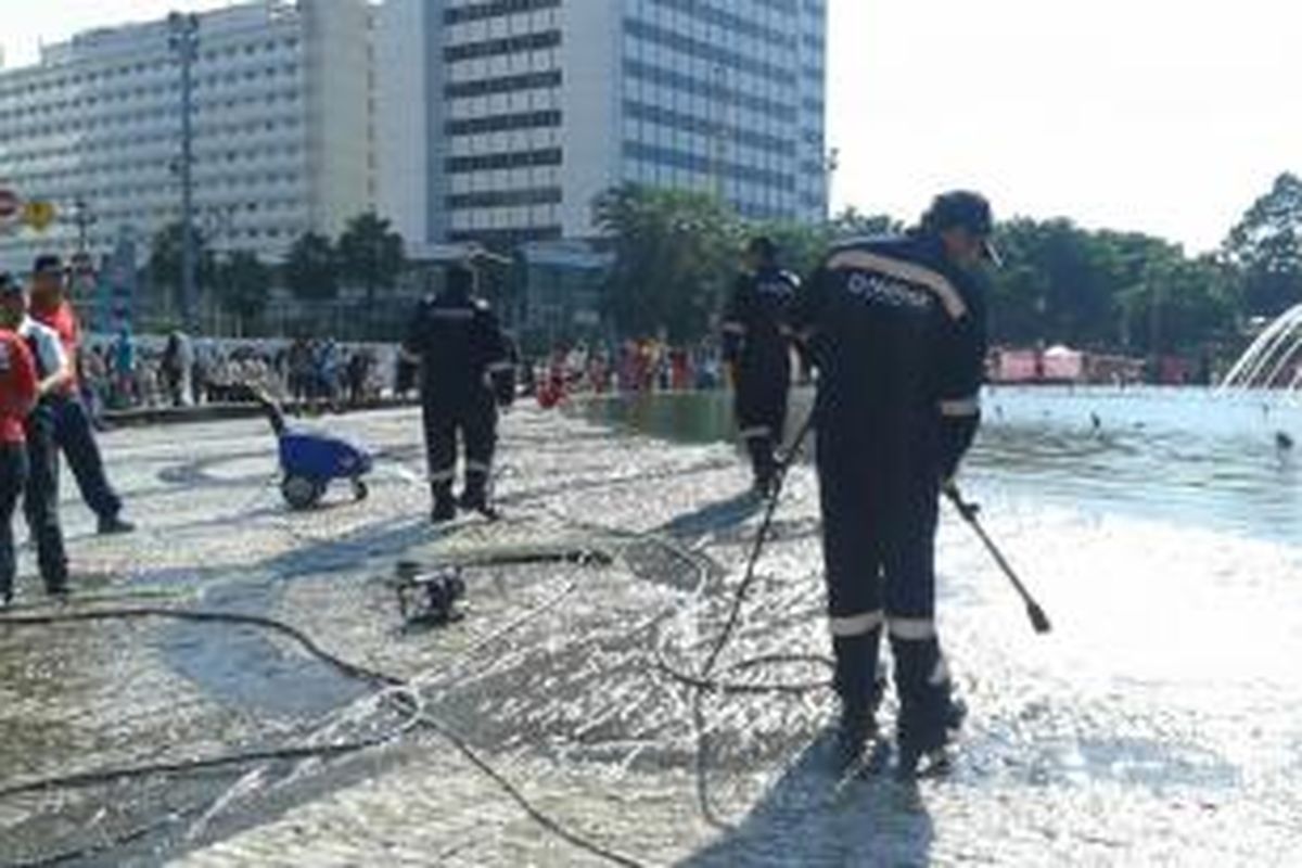 Aksi membersihkan bundaran HI, Jakarta Pusat Minggu (20/4/2014).