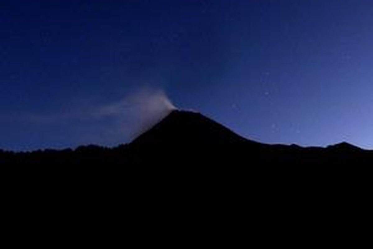 Gunung Merapi di senja hari