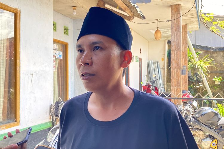 Boy Anugrah (45 tahun) salah seorang sahabat dari Yana Mulayana (41 tahun) yang merupakan korban tewas dalam kecelakaan di Get Tol Ciawi asal Sukabumi, Boy ditemui di kediaman korban pada Rabu (5/2/2025).