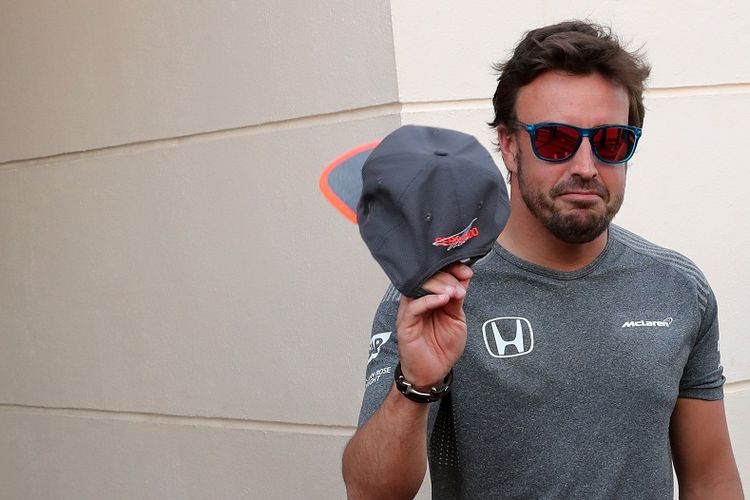 Pebalap McLaren Honda, Fernando Alonso, berpose menjelang sesi latihan pada GP Bahrain di Sirkuit Bahrain Internasional, Sakhir, 13 April 2017.