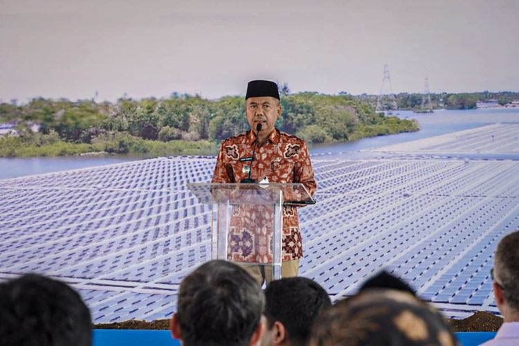 Wakil Bupati Bandung Barat Asep Ismail meresmikan dimulainya proyek pembangunan Proyek Strategis Nasional (PSN), Pembangkit Listrik Tenaga Surya (PLTS) Terapung Saguling di Kabupaten Bandung Barat (KBB), Jawa Barat, Kamis (25/9/2025).