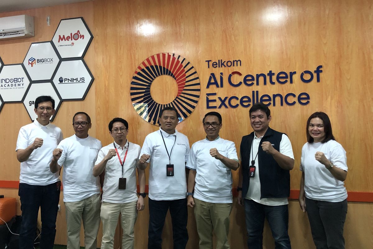 Direktur IT Digital Telkom Faizal Rochmad Djoemadi (ketiga dari kanan) meninjau langsung fasilitas serta berbagai inovasi yang dikembangkan oleh talenta digital lokal di AI Center Makassar. 