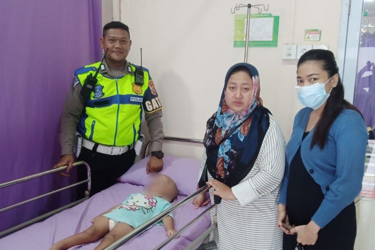 Anggota Satlantas Polresta Pekanbaru saat tiba di rumah sakit setelah menolong ibu dan anaknya yang sakit terjebak macet di jalan di Kota Pekanbaru, Riau, Senin (19/9/2022).