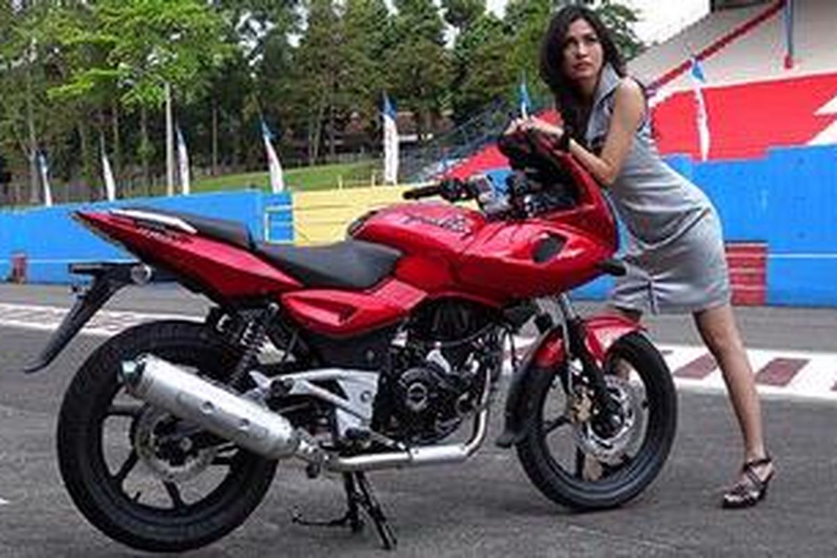 Dari samping, penampilan Pulsar 220, cukup oke!