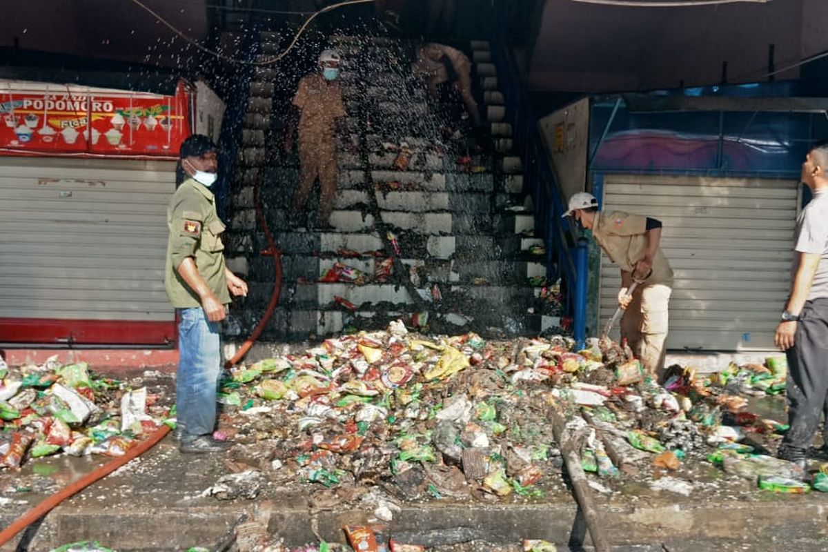 Petugas Damkar berhasil memadamkan api yang melahap Plaza Pondok Gede, Kamis (16/9/2021).