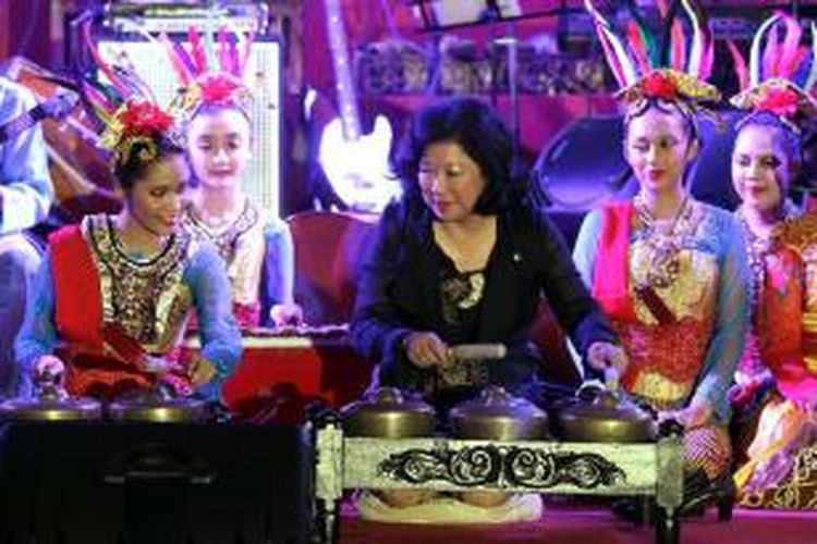 Menteri Pariwisata dan Ekonomi Kreatif (Menparekraf), Mari Elka Pangestu (tengah) memainkan alat musik tradisional Indonesia gamelan pada acara peluncuran Reka Baru Desain Indonesia (RDBI) 2013 dengan tema Indonesia Design Power di Museum Nasional, Jakarta Pusat, Rabu (24/7/2013). 