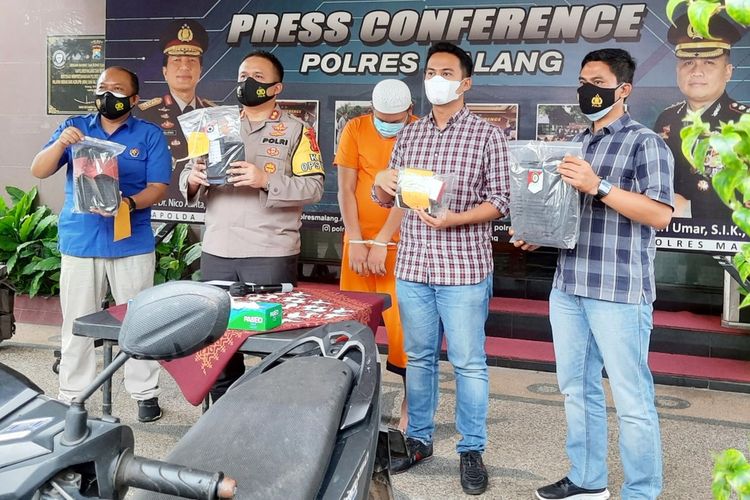 Kapolres Malang AKBP Hendri Umar saat merilis pelaku perampasan dengan modus operasi masker di Mapolres Malag, Rabu (30/12/2020).