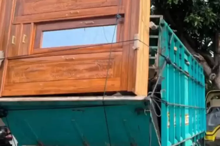 Truk Berkedok Pindahan Rumah Angkut 8 Motor Bodong di Surabaya, 2 Orang Ditangkap