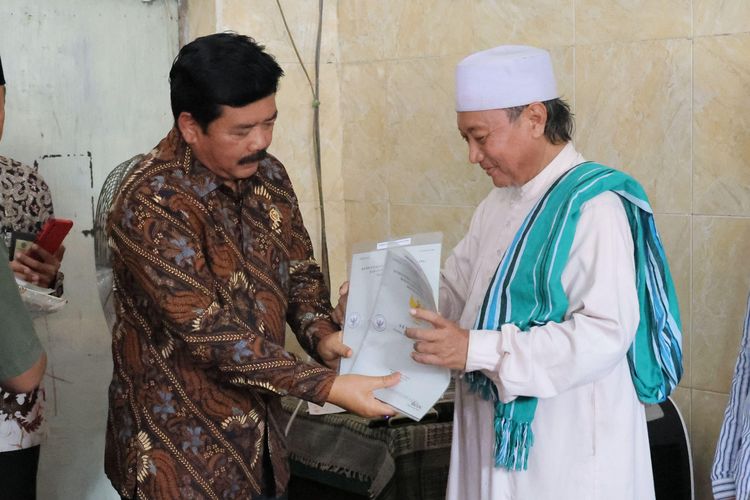 Menteri Agraria dan Tata Ruang/Kepala Badan Pertanahan Nasional (ATR/BPN), Hadi Tjahjanto menyerahkan sertifikat tanah wakaf kepada beberapa pondok pesantren di Kelurahan Sidosermo, Kecamatan Wonocolo, Kota Surabaya. 
