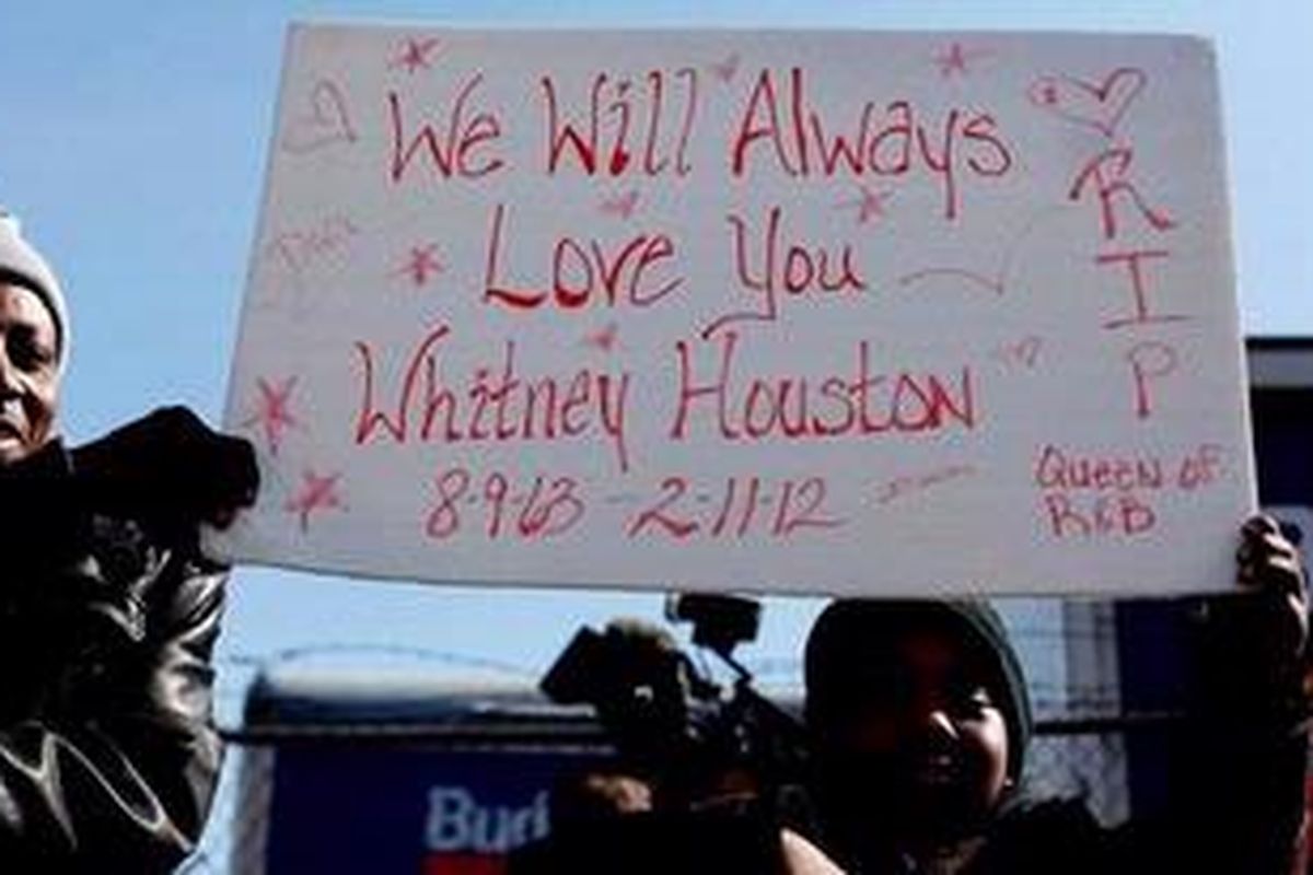 Para penggemar Whitney Houston mengungkapkan rasa kehilangan mereka, di dekat New Hope Baptist Church, tempat diadakan upacara penghormatan terakhir bagi sang mendiang, Sabtu (18/2/2012) waktu setempat.  