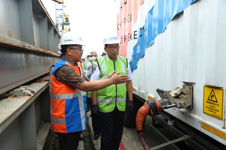Direktur Jenderal Perhubungan Laut Kemenhub Arif Toha saat meninjau penerapan  sistem On-shore Power Supply (OPS) di Pelabuhan Tanjung Priok, Jakarta Utara, Kamis (15/9/2022). 
